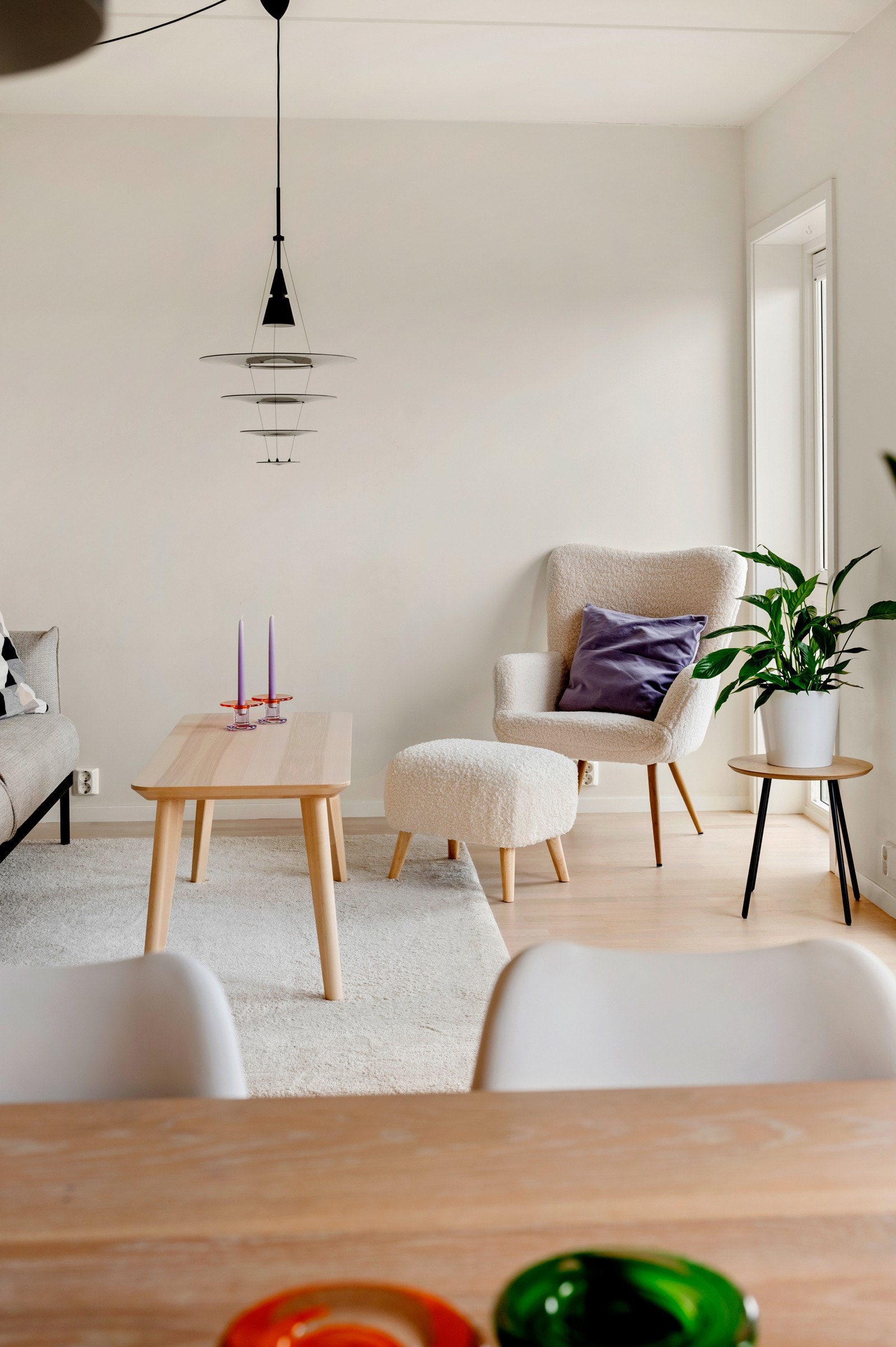 Meget pen og romslig stue med flere gode innredningsmuligheter Galleribilde