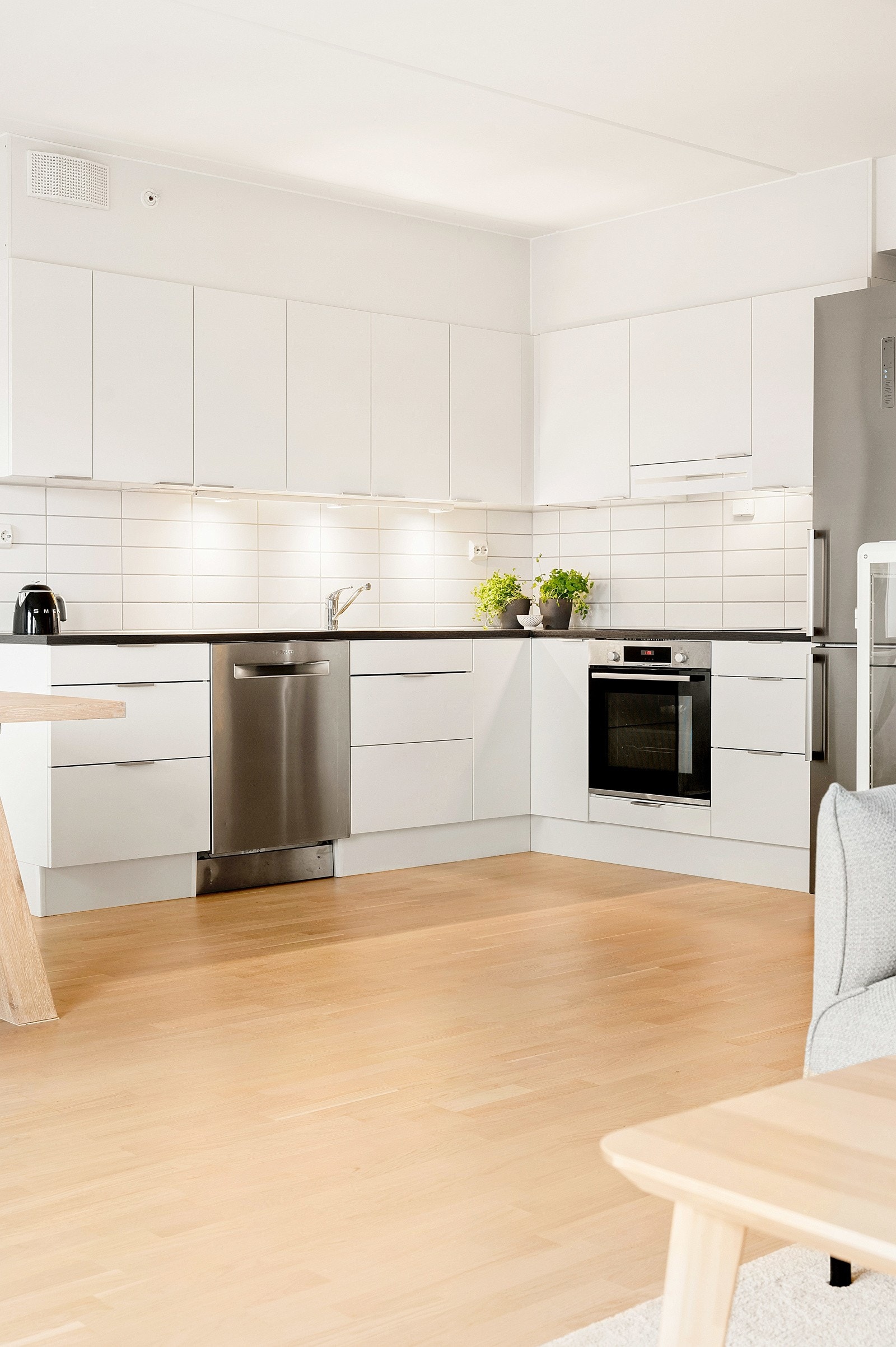 Her har du intigrert komfyr med induksjon koketopp, øvrige hvitevarer er frittstående Galleribilde