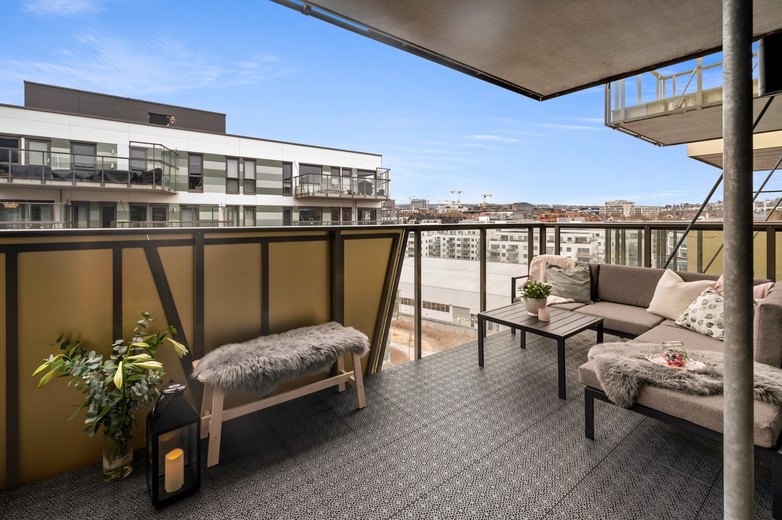 Her kan du nyte morgenkaffen, med morgensol på balkongen Galleribilde