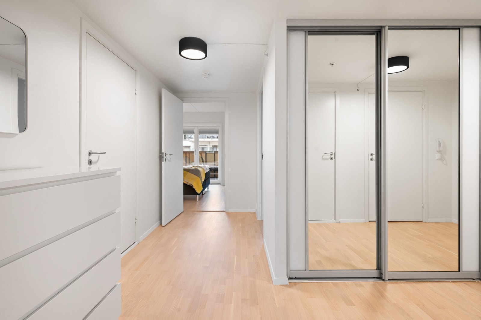 Romslig entré binder de øvrige rommene i leiligheten sammen, samtidig som det åpner for ekstra rom for oppbevaring Galleribilde