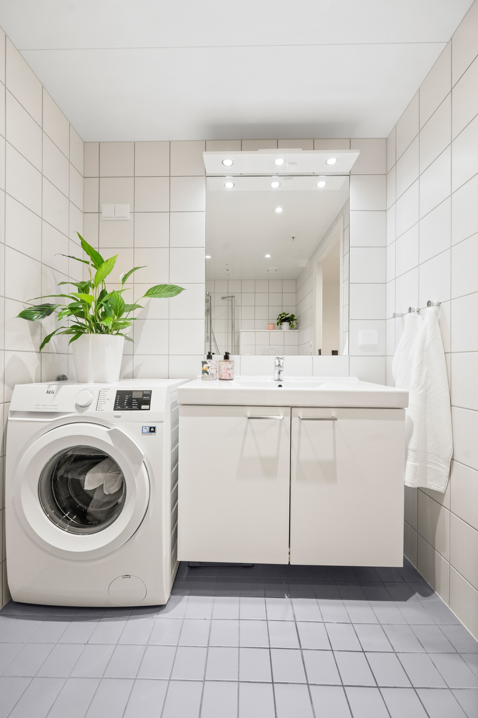 Servant med skapinnredning og opplegg for vaskemaskin Galleribilde