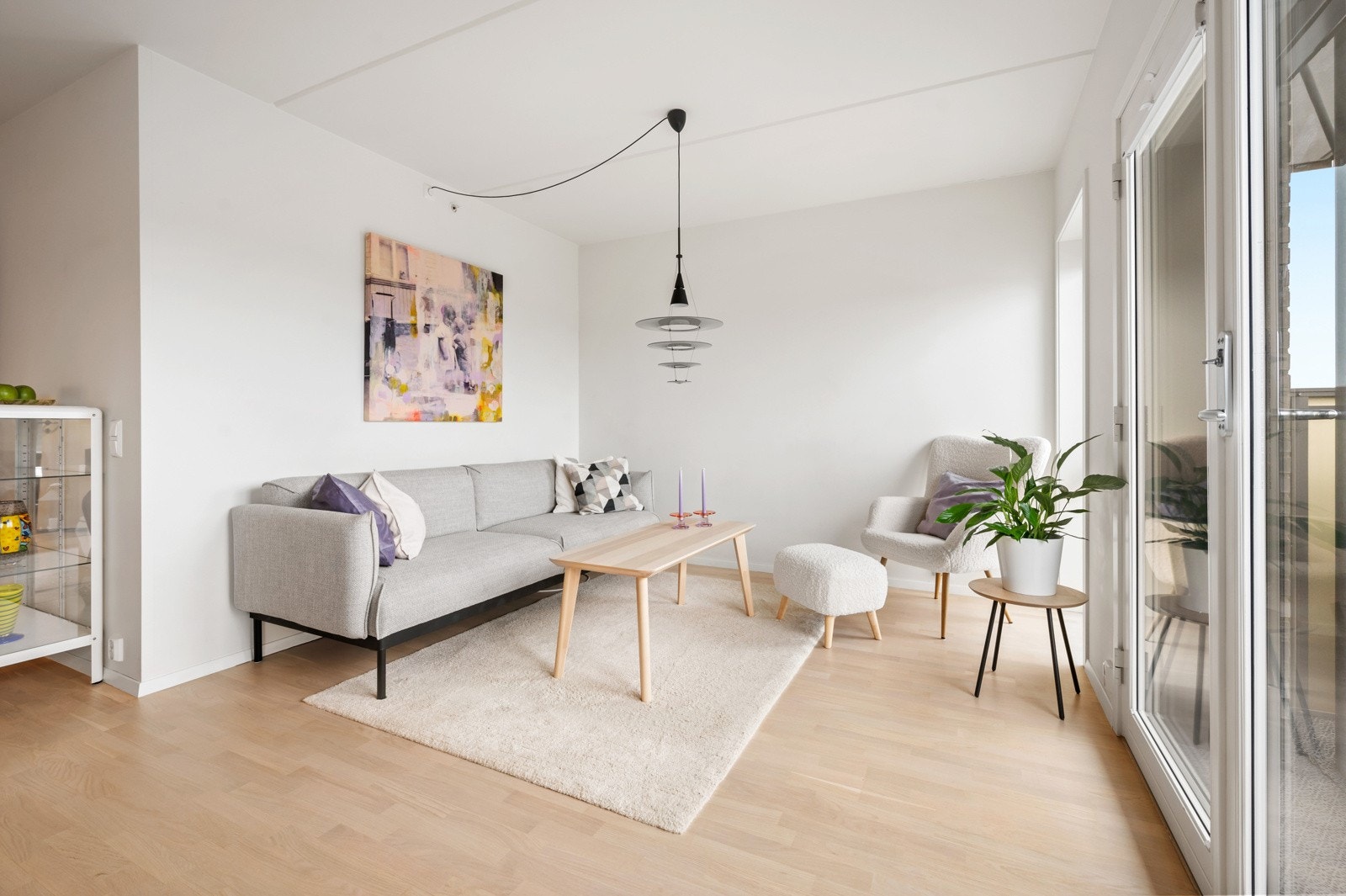 Leiligheten har en god planløsning med god plass til spisebord og sofagruppe Galleribilde