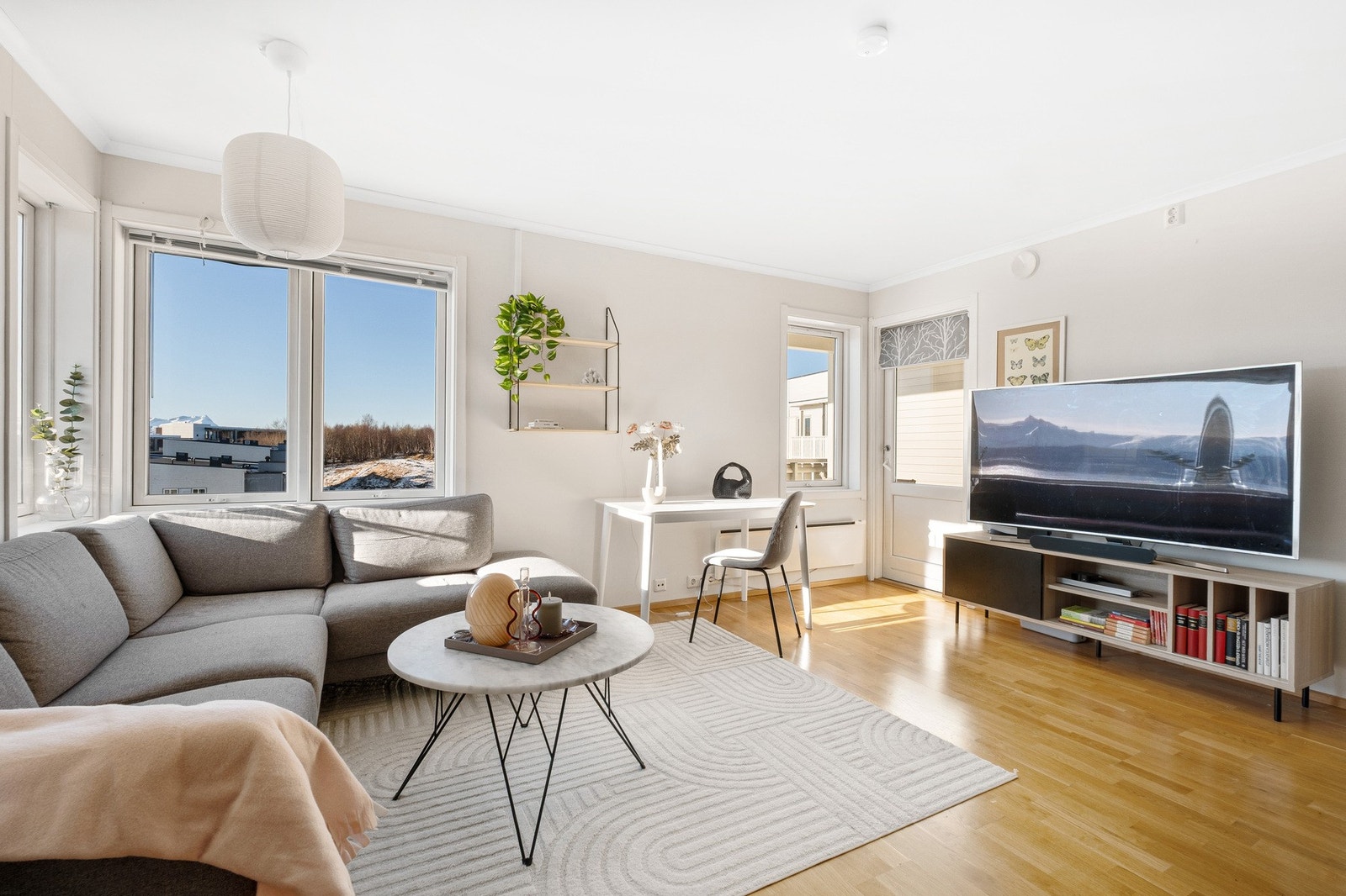 Her får du en lys og fin leilighet i 3. etasje med gode solforhold og vakker utsikt Galleribilde