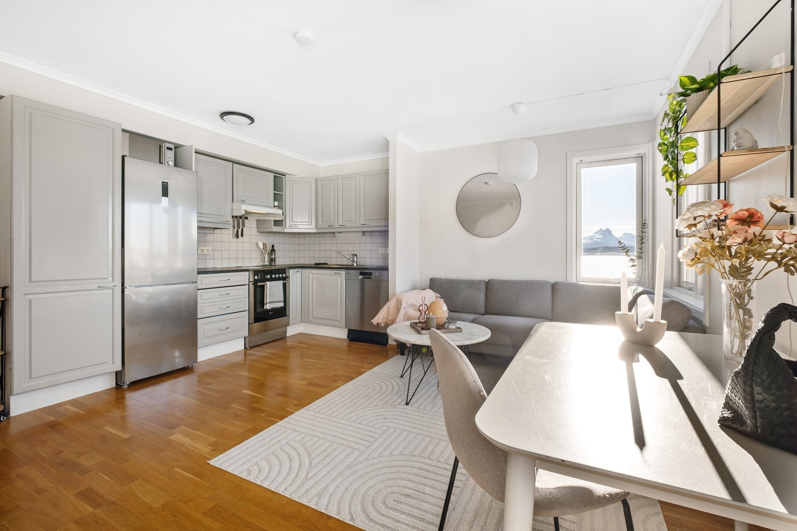 Den åpne kjøkken- og stueløsningen skaper en hyggelig og sosial atmosfære Galleribilde