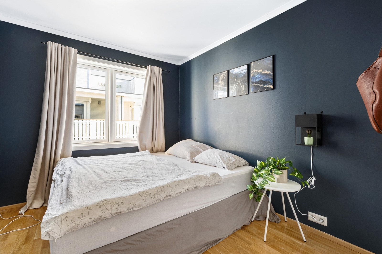 Stort og delikat soverom med god plass til dobbeltseng og garderobeløsning Galleribilde