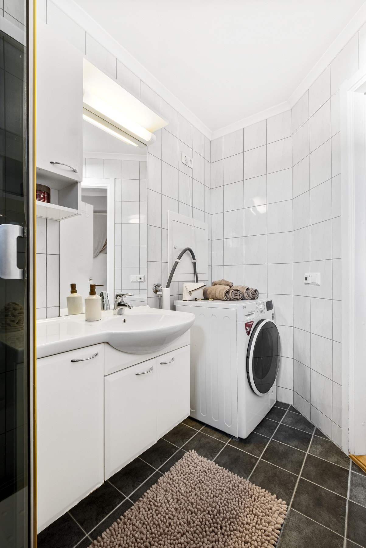 Badet er romslig og har plass til vaskemaskin Galleribilde