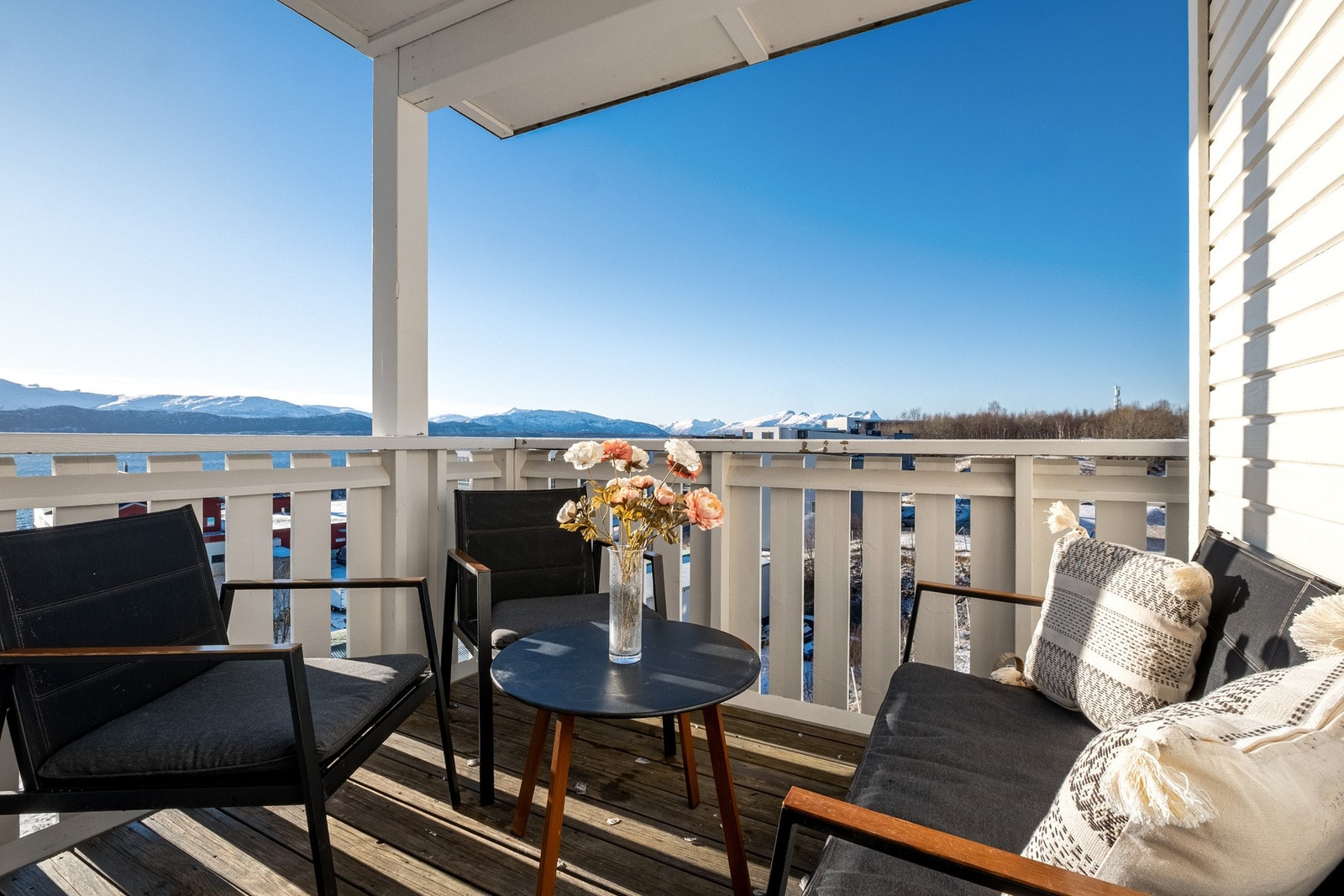 Sørvestvendt veranda med gode solforhold fra formiddag til kveld Galleribilde