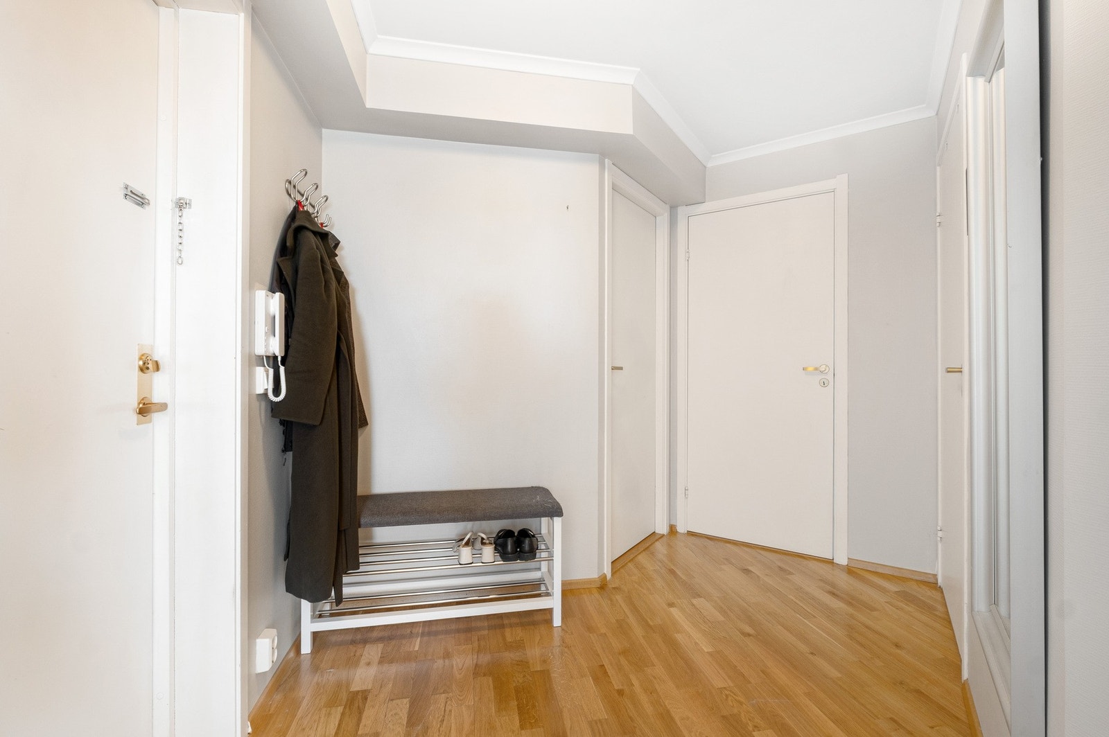 Romslig entré med plass til garderobeløsning - en praktisk og innbydende velkomst til leiligheten Galleribilde