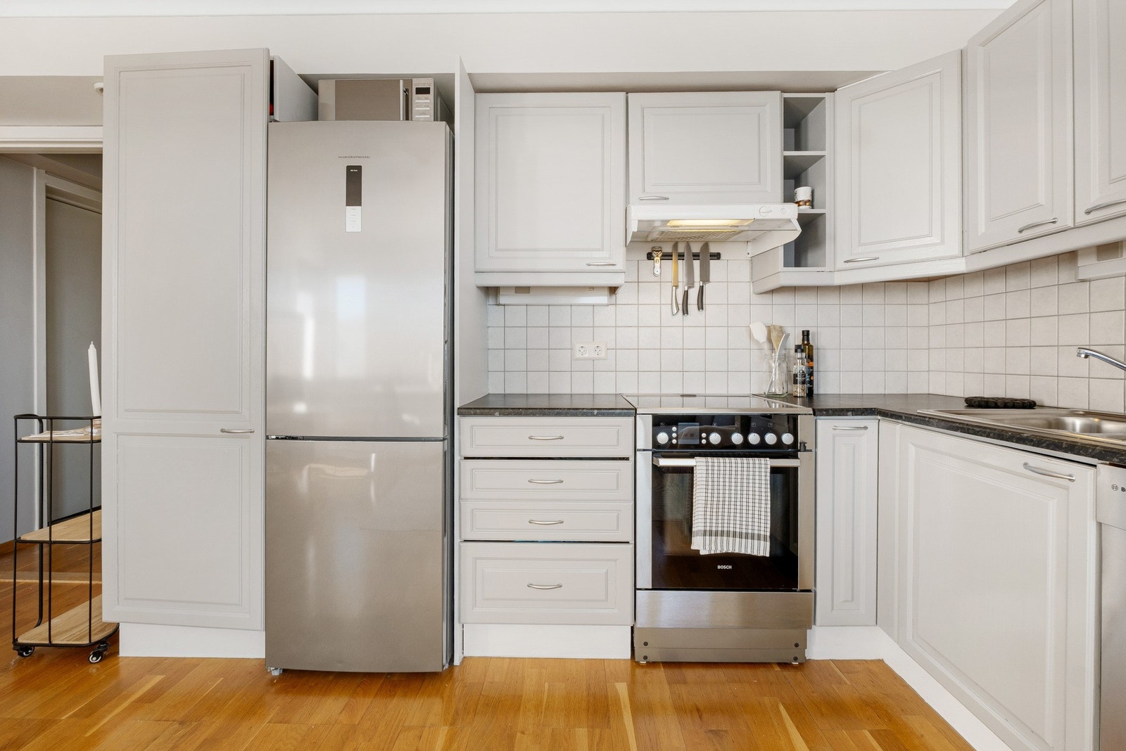 Kjøkkenet er både funksjonelt og har et tidløst design Galleribilde