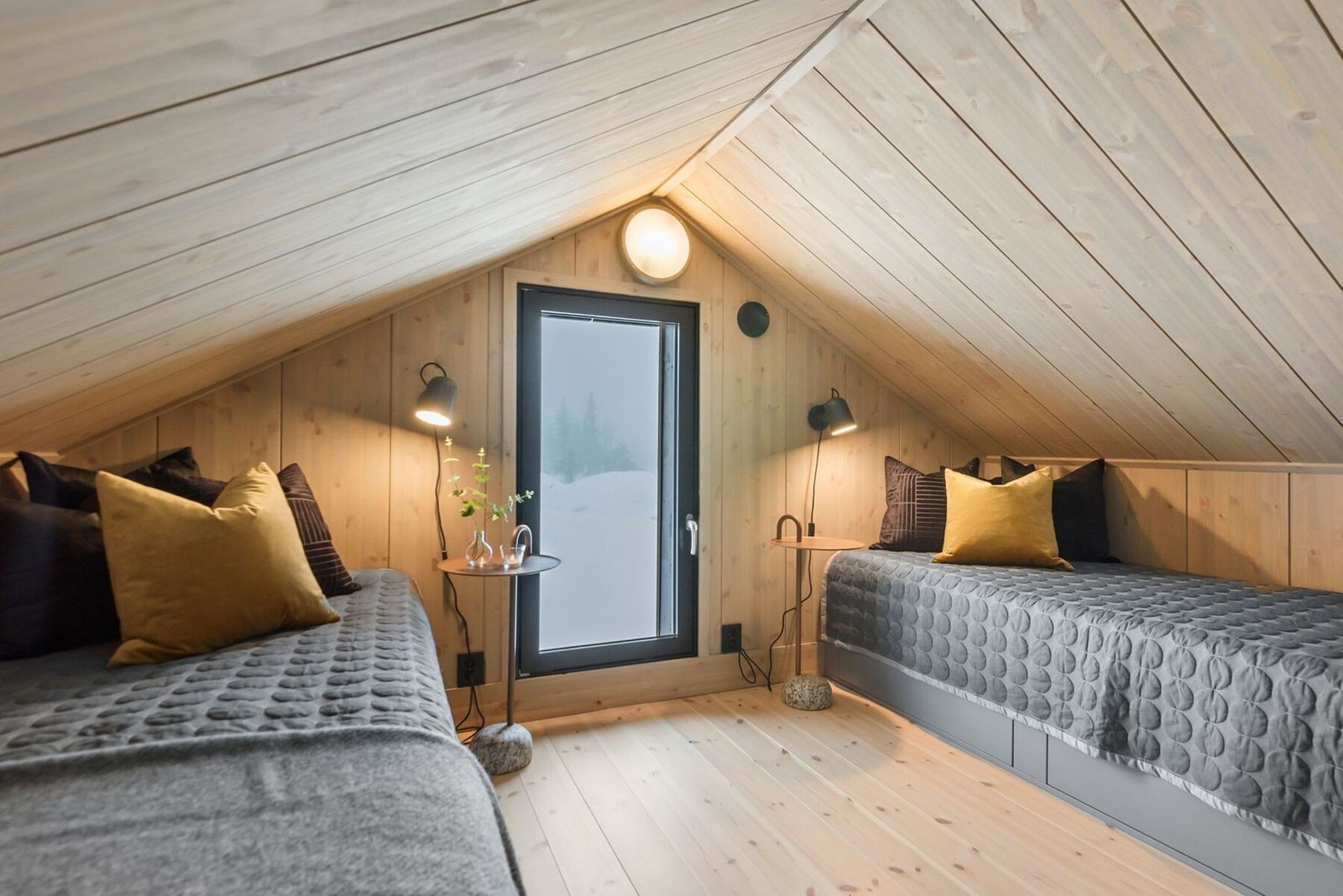 Hemsen gir ekstra god plass til familie og venner. Foto fra en oppsatt hytte Galleribilde