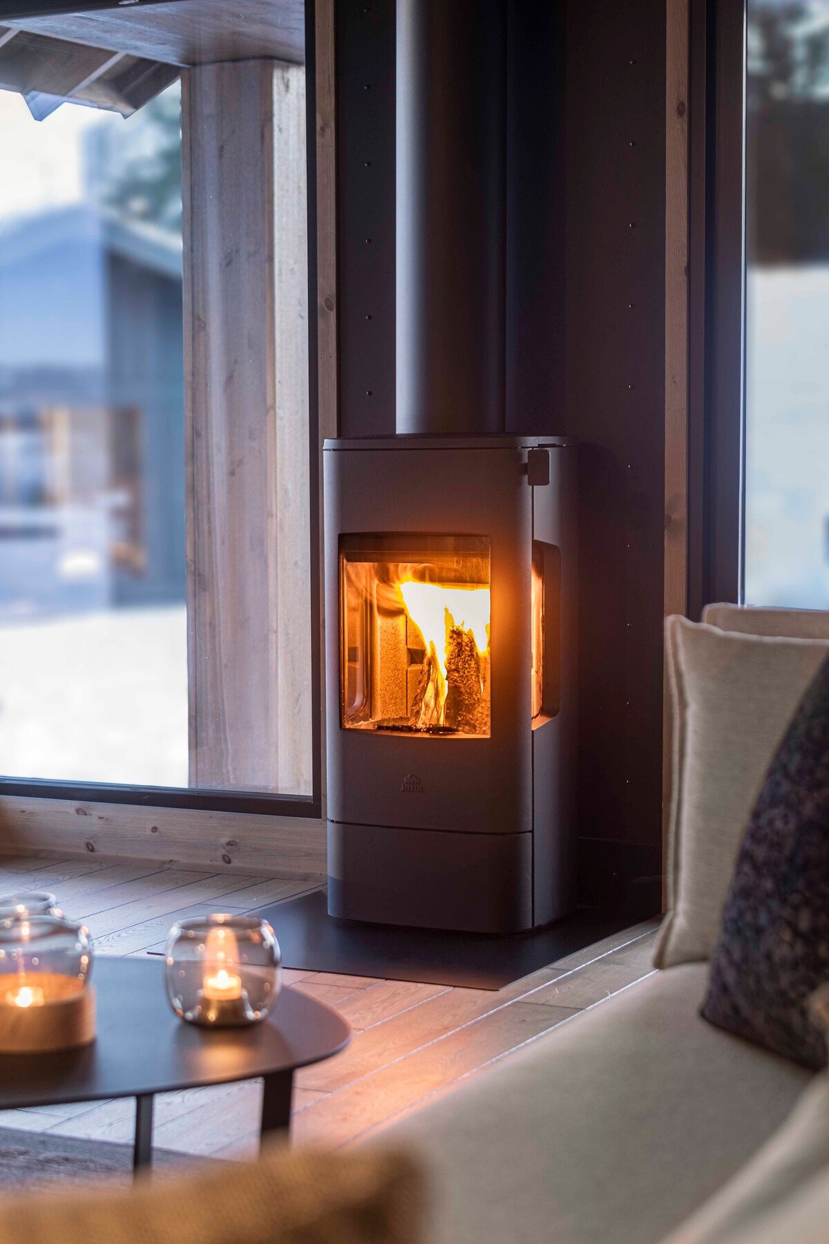 Koselig peisovn medfølger. Foto fra vår visningshytte på Hellerudsletta Galleribilde