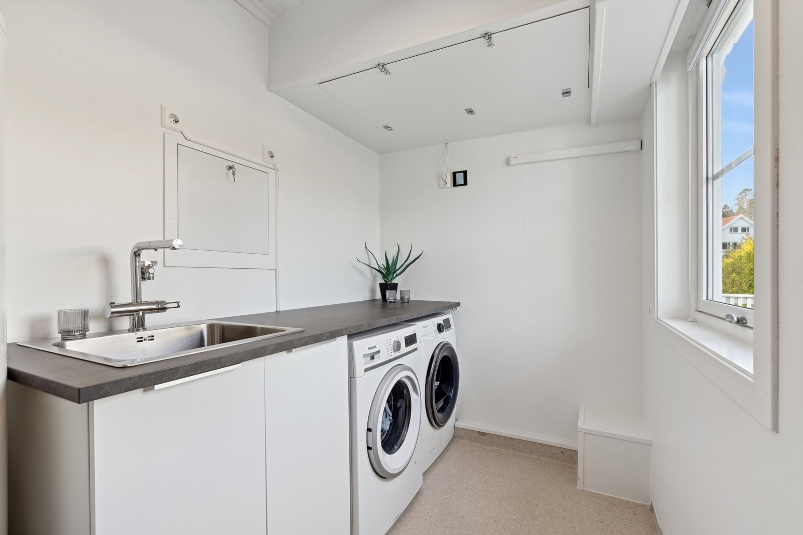 Vaskerom med innredning og benkeplate. Balansert ventilasjon - Aggregat byttet i 2019 Galleribilde