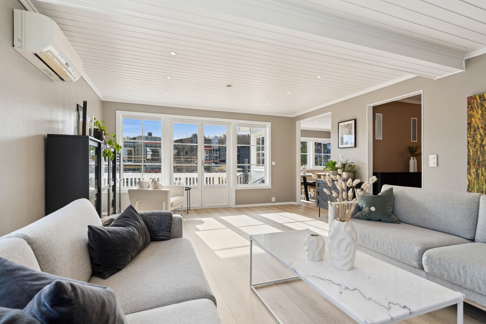 Varmepumpe for oppvarming. Varmefolie i gulv Galleribilde