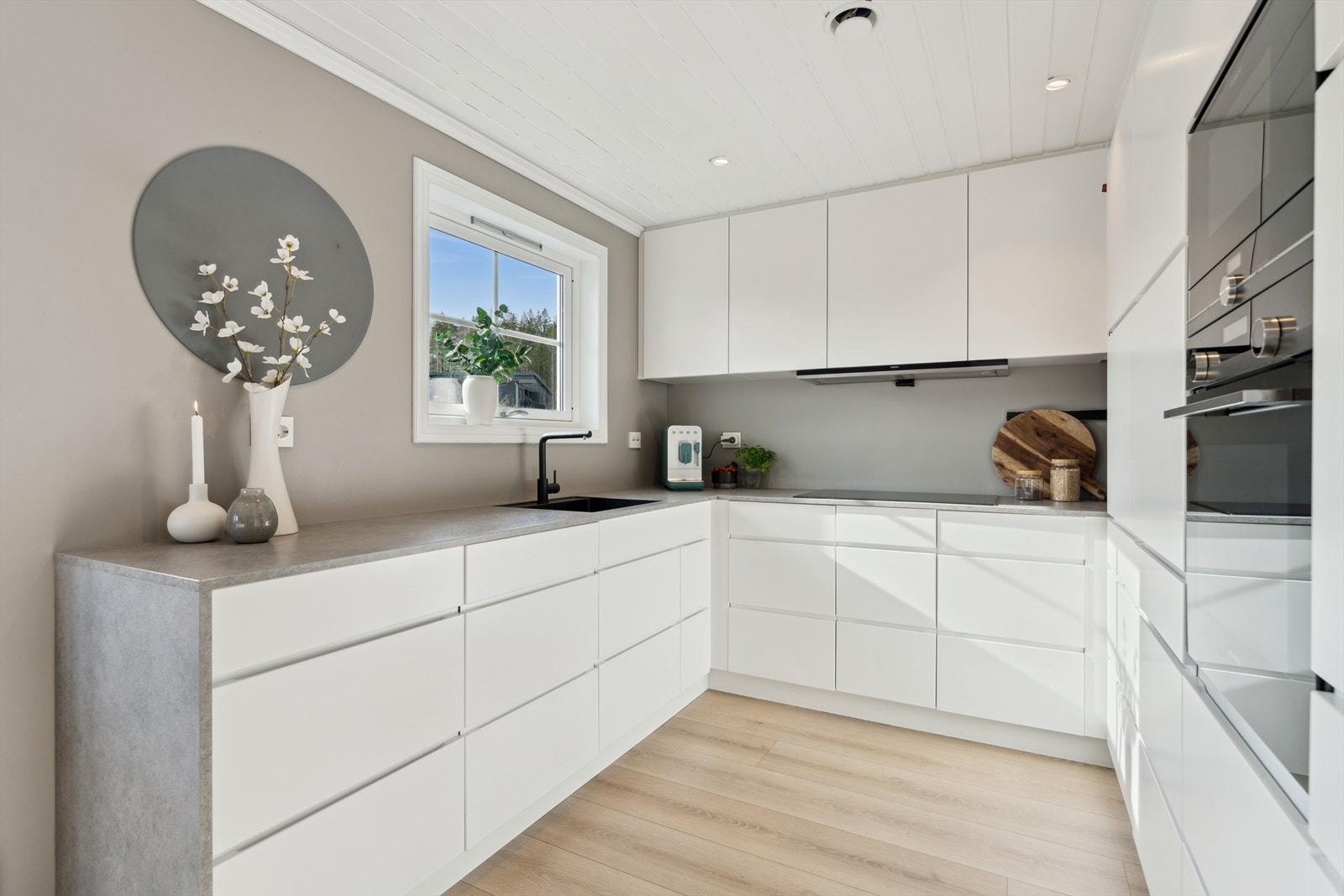 Godt med benke- og skapplass Galleribilde