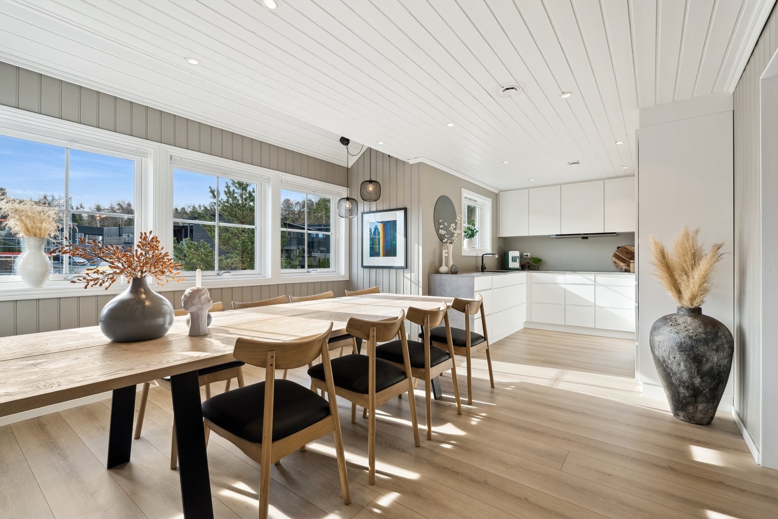 Boligen fremstår moderne og pen og er tilpasset en familie. Det er god plass i forlengelse av kjøkkenet Galleribilde