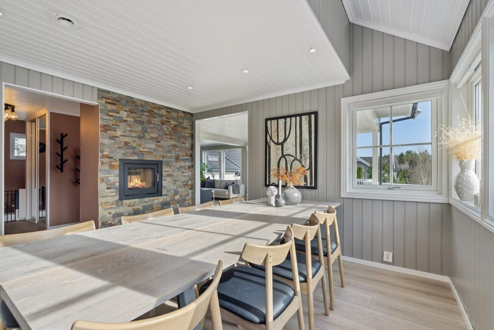 spisebord i forlengelse av kjøkken. Innfelt peisinnsats for varme og kos Galleribilde