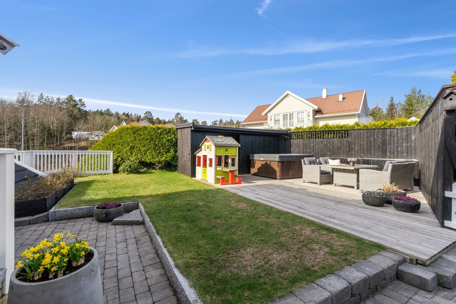 Uteområde som er solrikt, lunt og usjenert Galleribilde