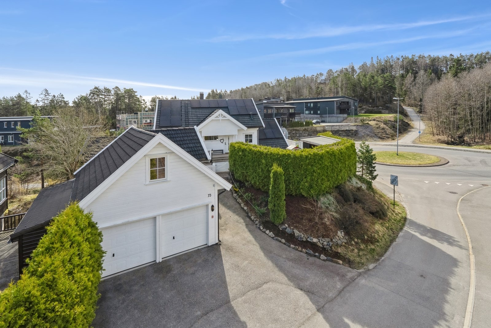 Boligen ligger godt til på en topp. Stor dobbel garasje med loft i tilknytning til boligen Galleribilde