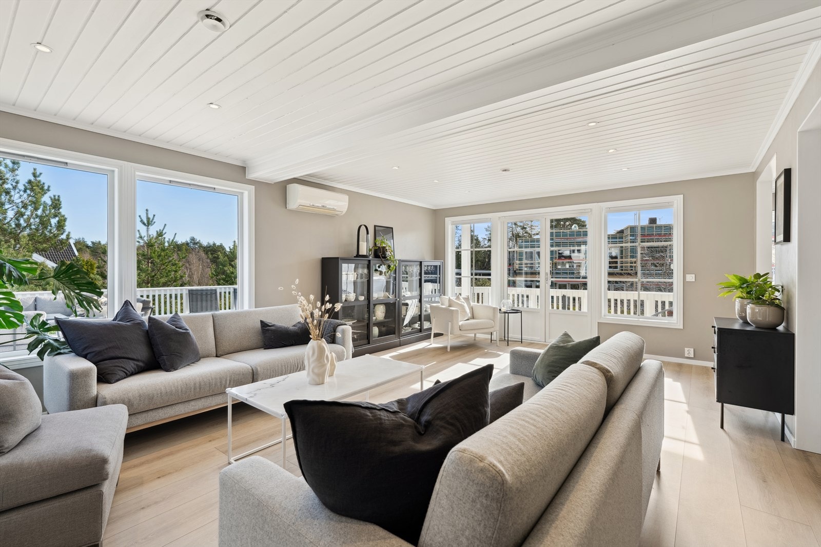 Stua er romslig og lys med gode vindusflater. Her er det plass til hele familien Galleribilde