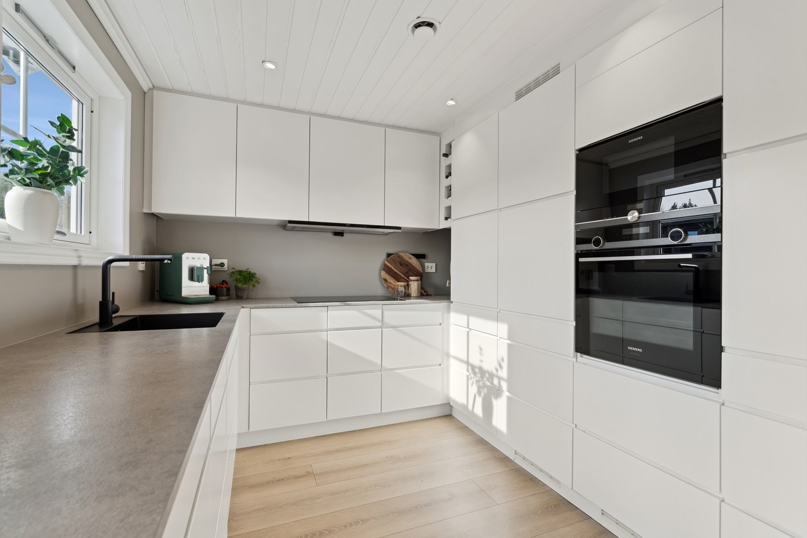 Kjøkkenet er av nyere dato og har blant annet nedfelt vask, simens ovn og pene slette fronter Galleribilde