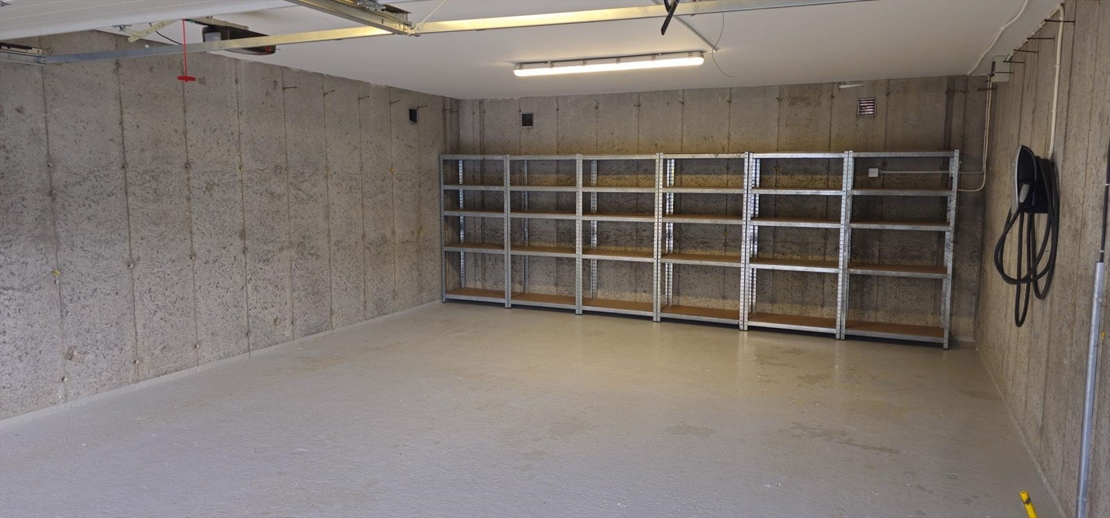 Stor dyp dobbel garasje med lader Galleribilde