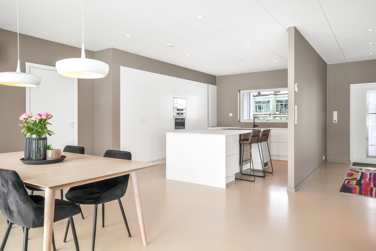 Kjøkkenet har et rent og moderne uttrykk. Galleribilde