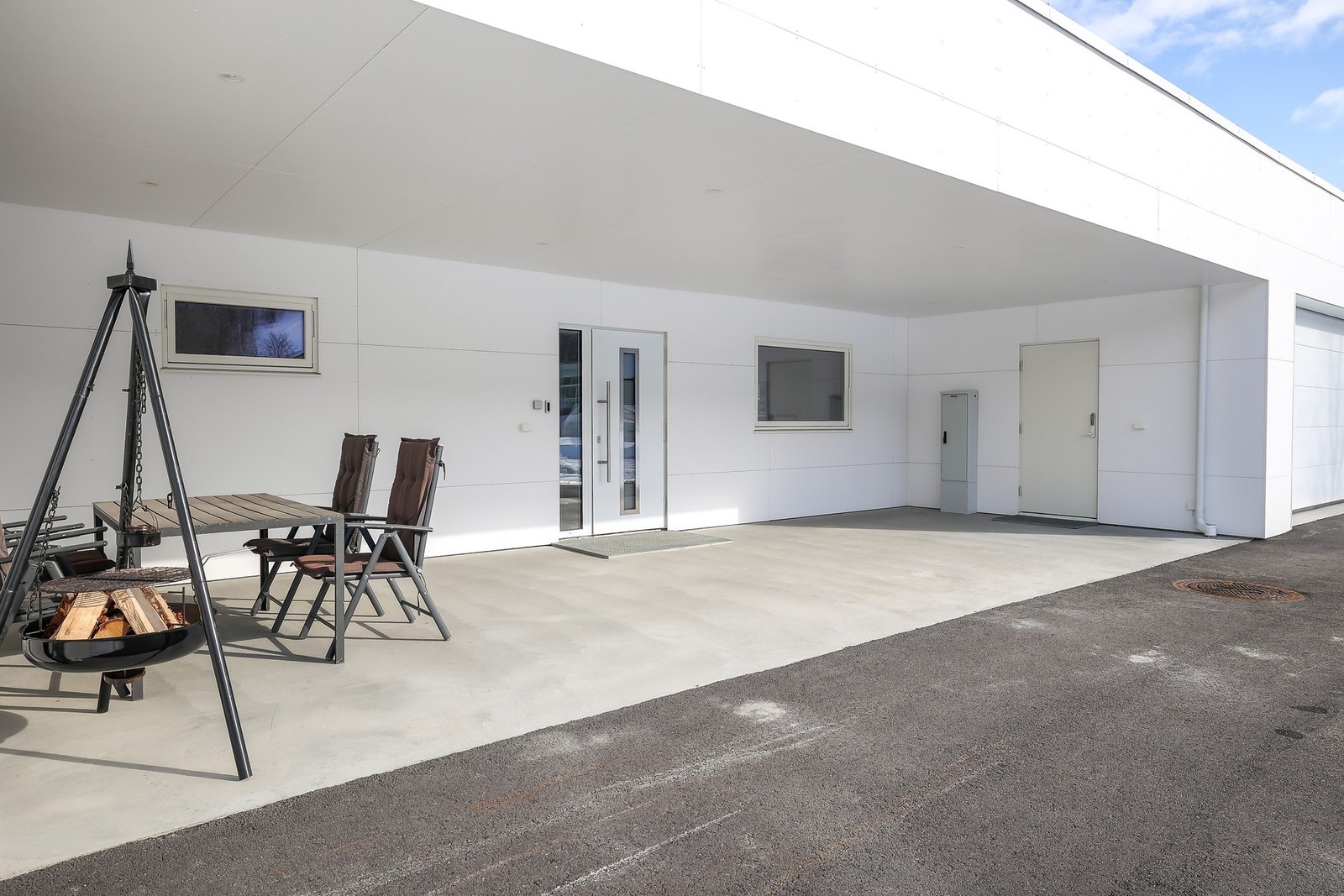 Det er dør inn til garasje. Galleribilde