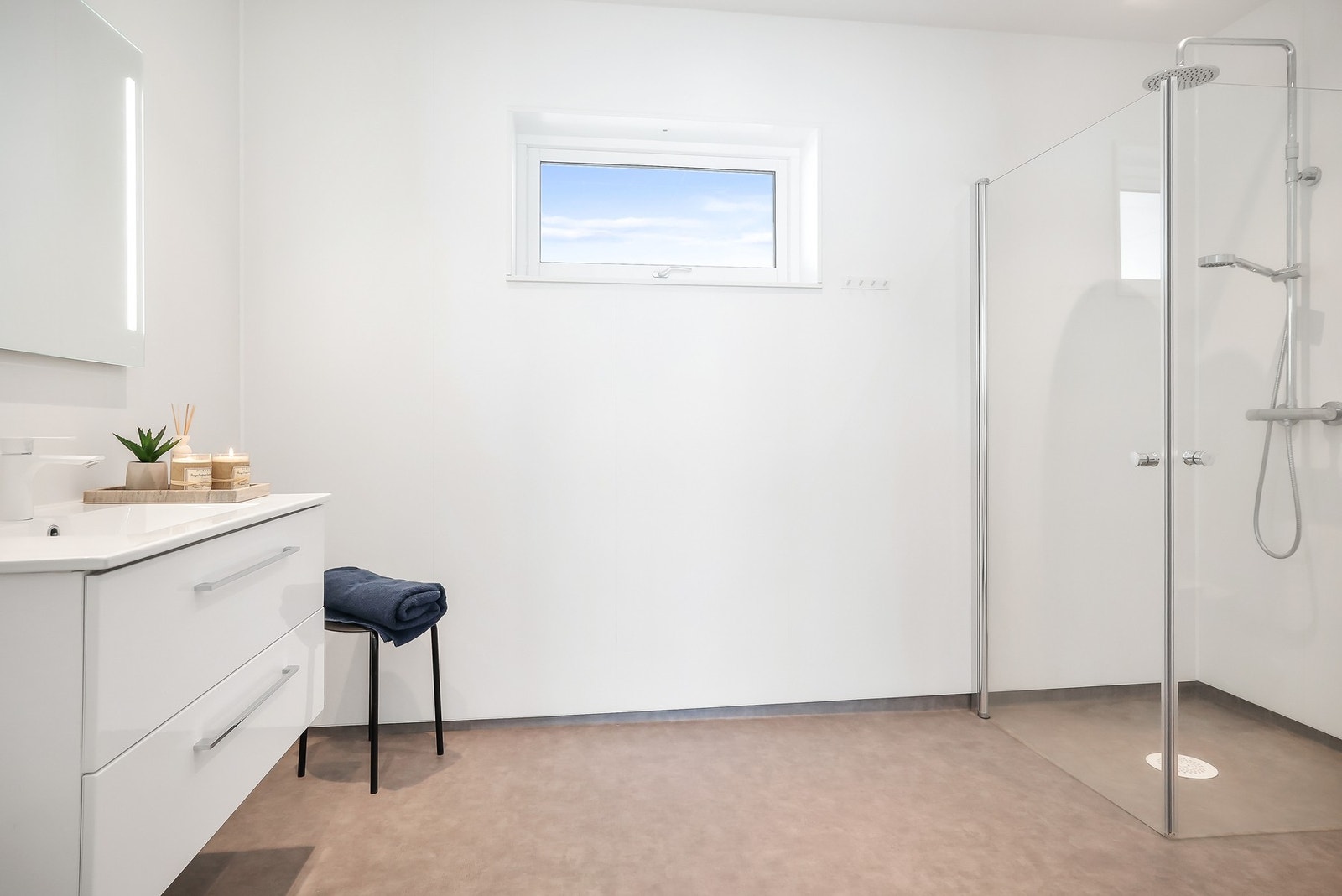Over servantinnredningen er det speil med sidelys. Galleribilde