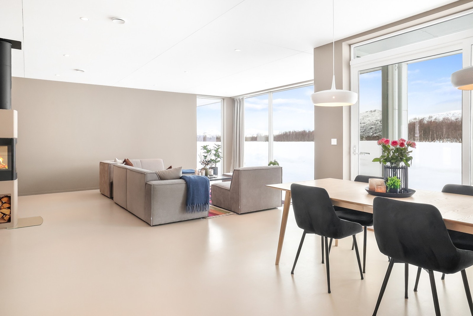 Stuen og kjøkkenet er i en åpen løsning. Galleribilde