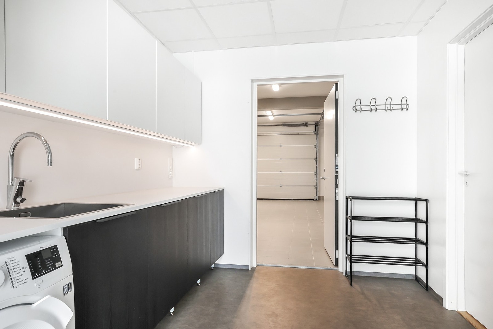 Boligen har et praktisk vaskerom med en romslig innredning. Galleribilde