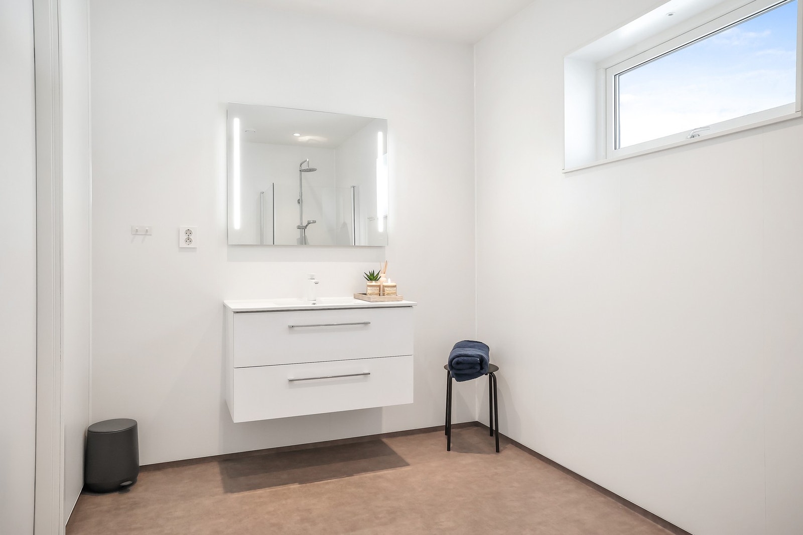Det første badet har baderomsplater på veggene og vinylbelegg på gulv med gulvvarme. Galleribilde