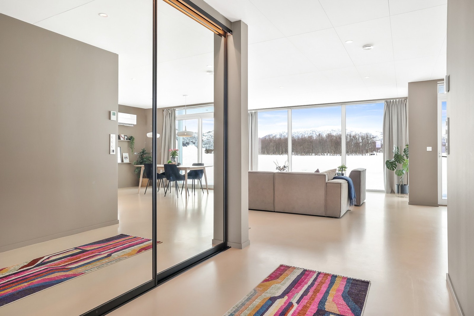 Rommet har en romslig skyvedørsgarderobe med speildører, noe som gir gode muligheter for ekstra oppbevaring. Galleribilde