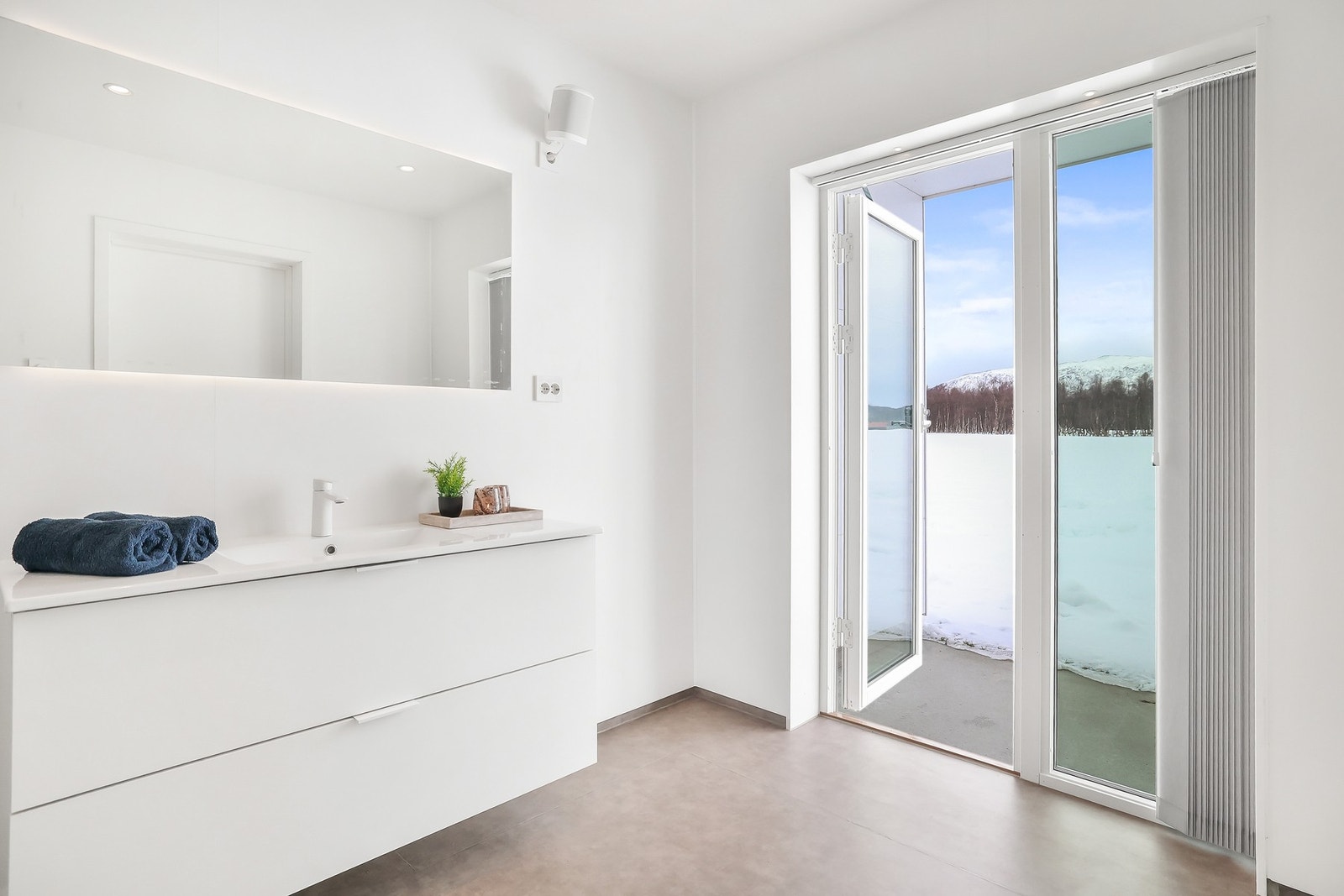 Badet har våtromsplater på veggene og vinylbelegg på gulv med gulvvarme. Galleribilde