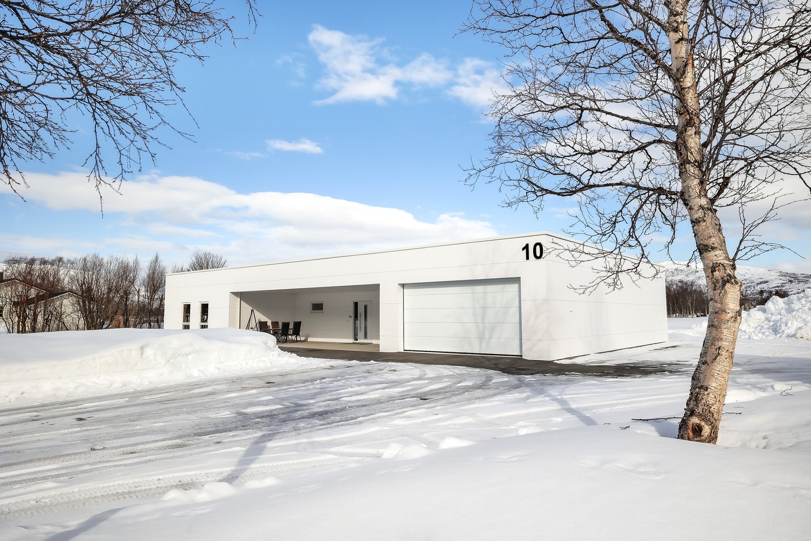 Det er god plass til å parkere på egen tomt. Galleribilde