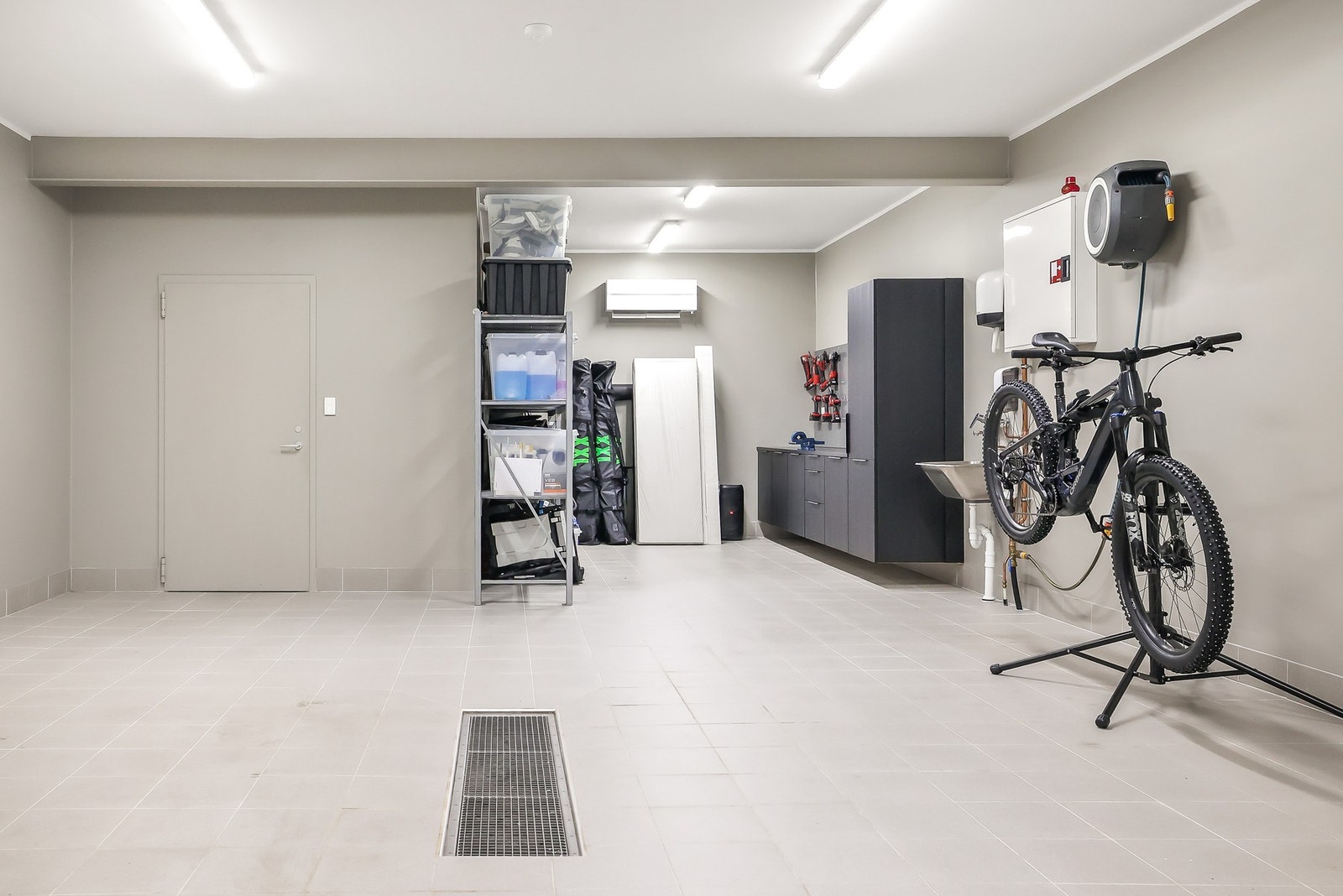 Garasjen har en praktisk innredning og gode muligheter til oppbevaring. Galleribilde