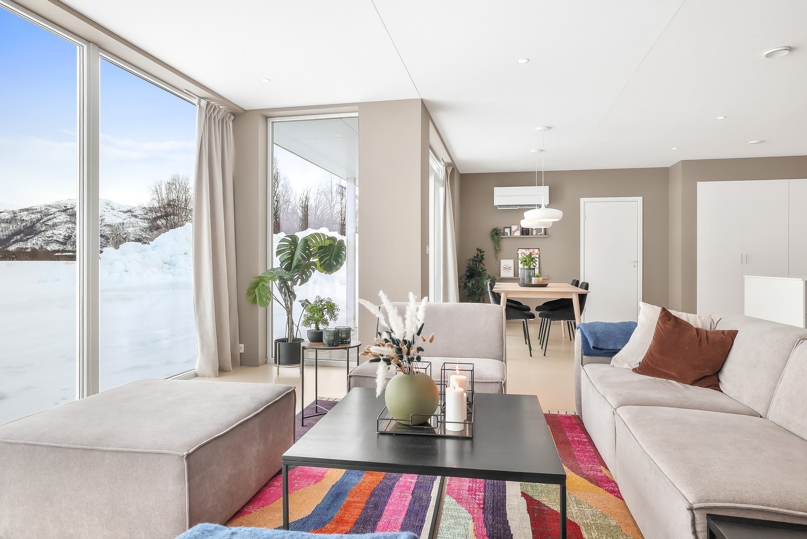 Det er god plass til sofagruppe med tilhørende bord. Galleribilde