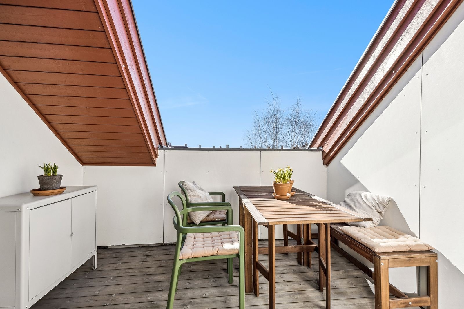 Leiligheten har utgang til solrik, hyggelig terrasse. Galleribilde