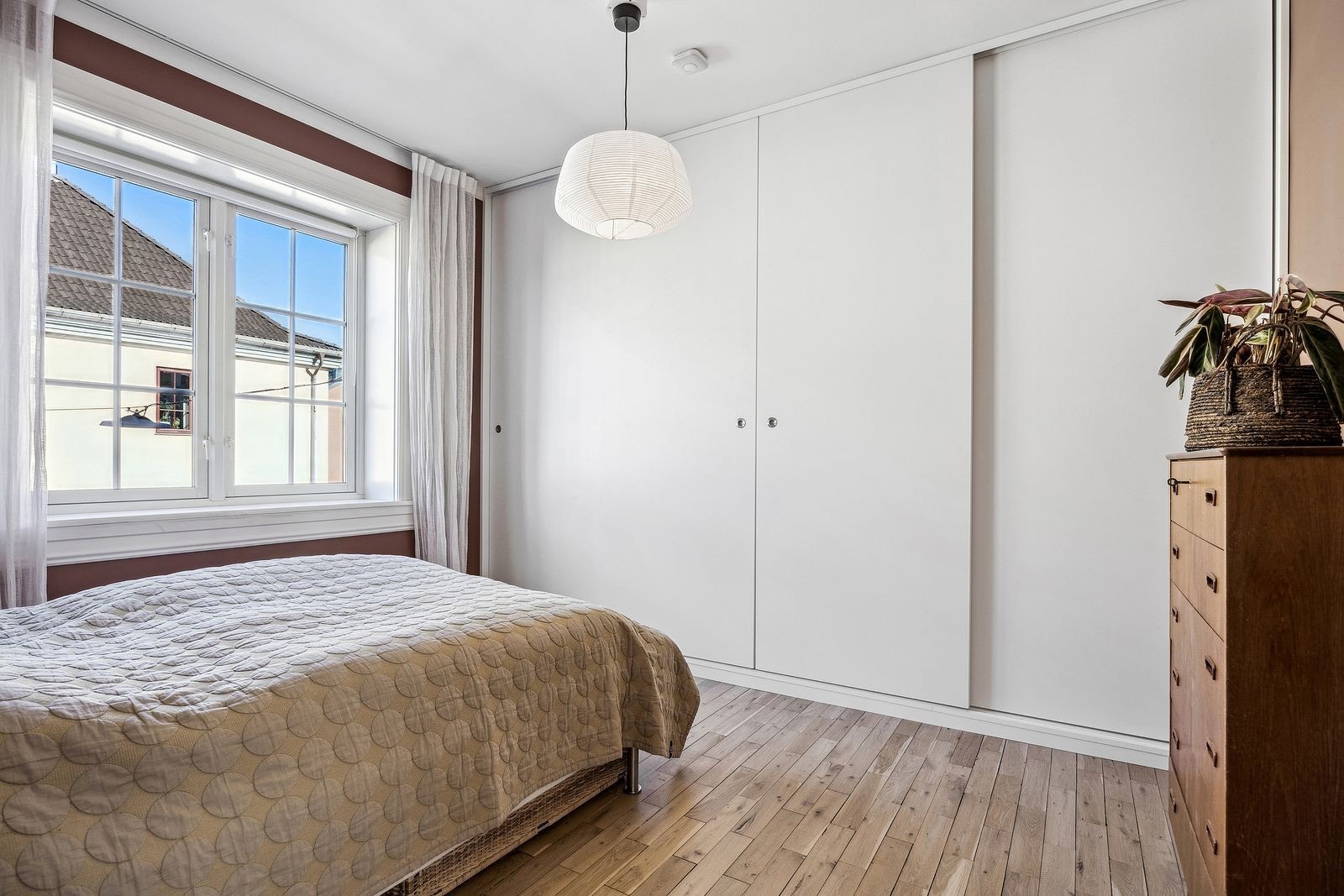 Leiligheten har tre soverom. Luftig hovedsoverom med skyvedørsgarderobe. Galleribilde