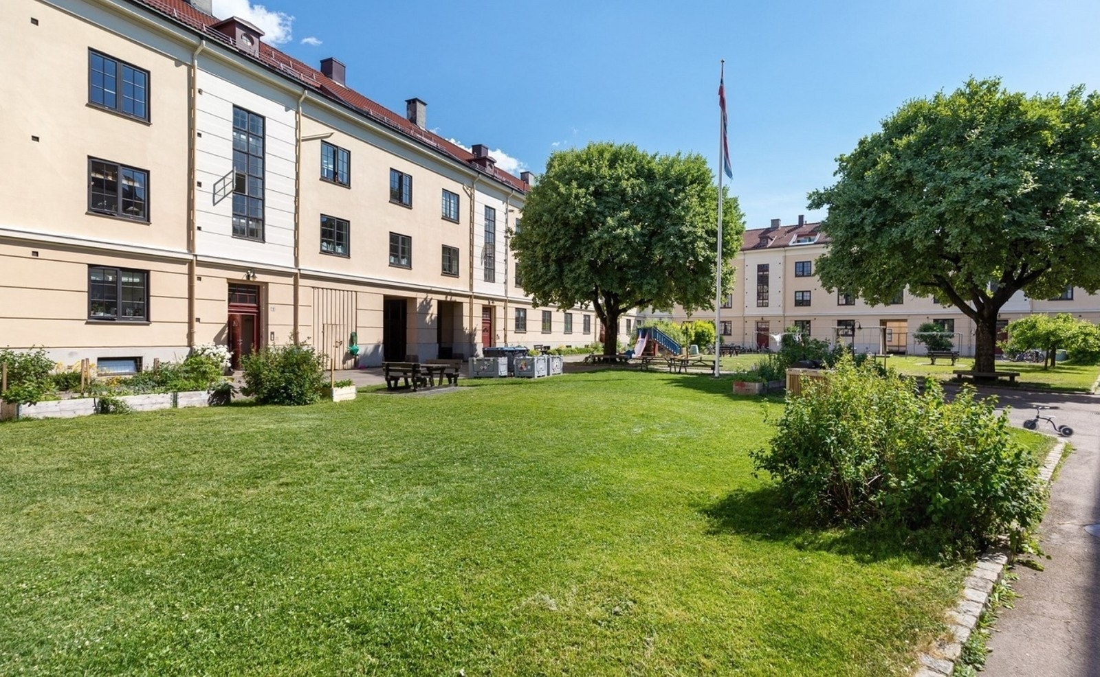Leiligheten ligger i en av de attraktive søylegårdene øverst på Torshov. Galleribilde