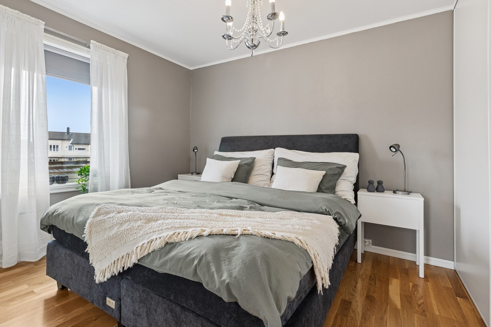 Videre byr boligen på to pene soverom. Galleribilde