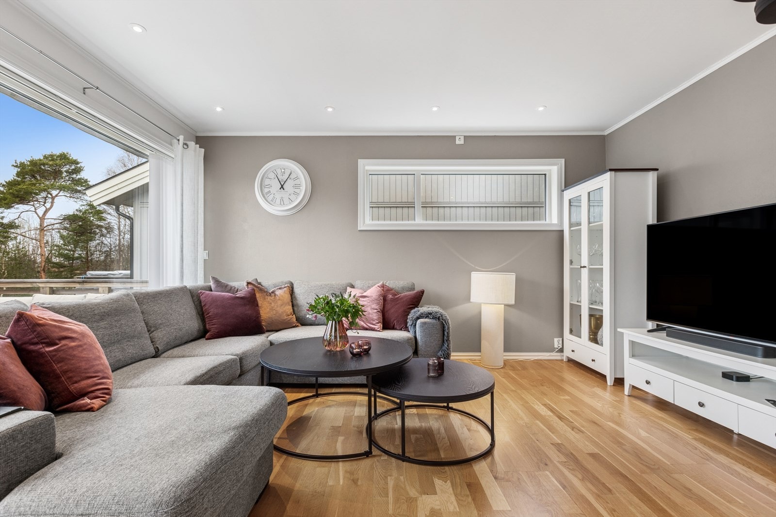 Det ble lagt opp lekker downlights i himling i kjøkken, stue, bad og entré/gang i år 2020. Galleribilde