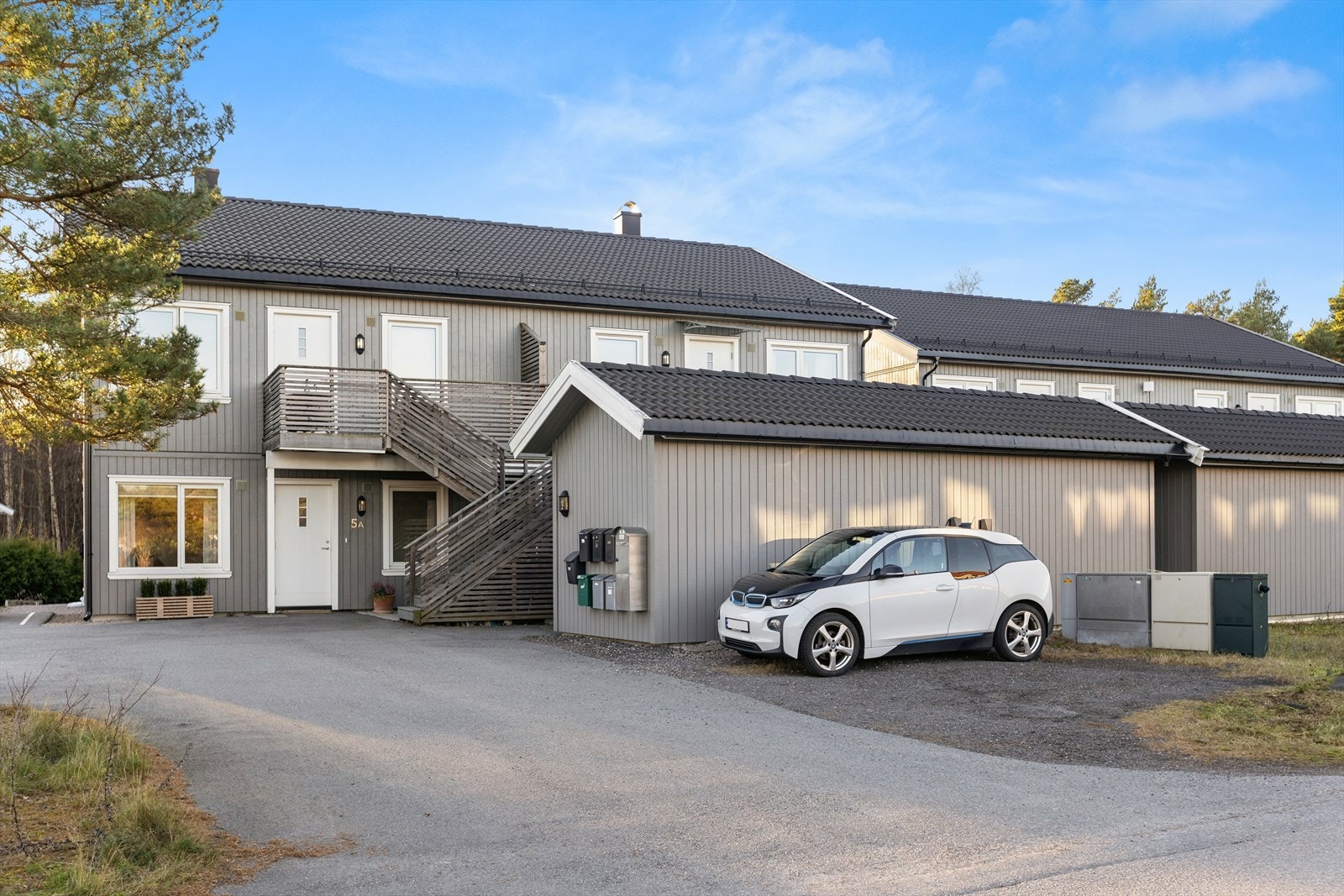 Parkering kan gjøres på felles gårdsplass. Galleribilde