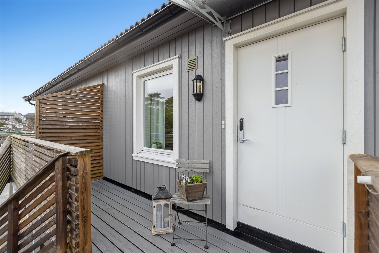 Et hyggelig inngangsparti med veranda ønsker deg velkommen inn i boligen beliggende i byggets 2. etasje. Galleribilde