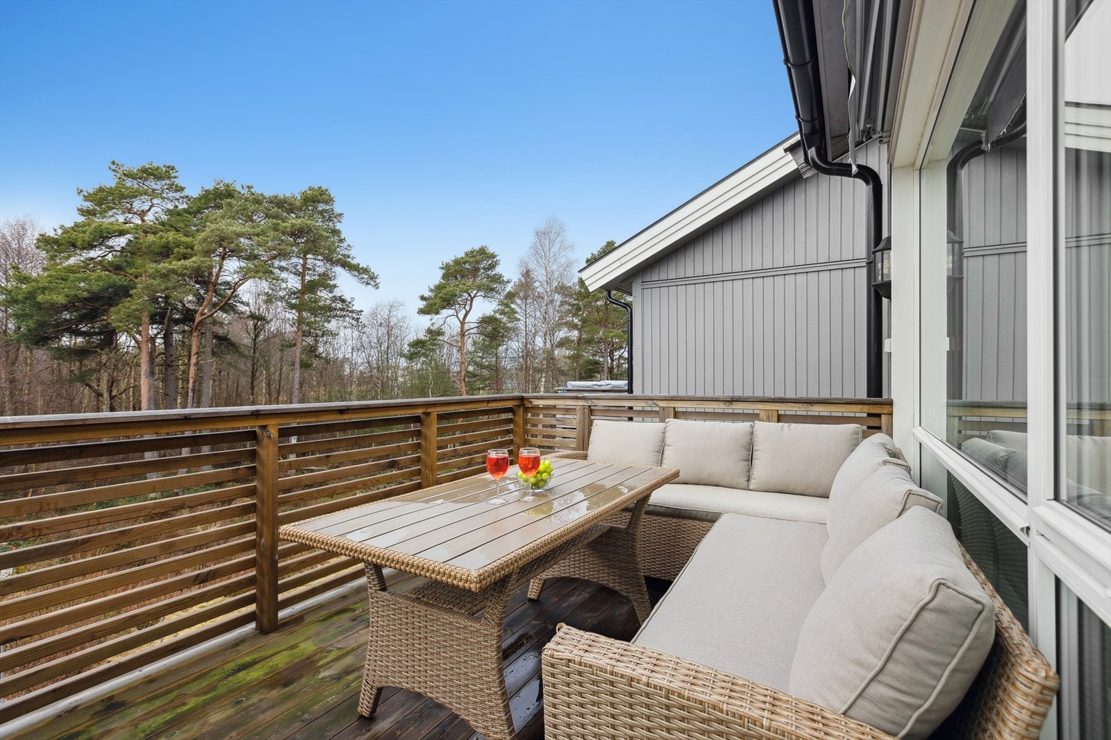 Manuell markise montert på vegg over veranda. Galleribilde