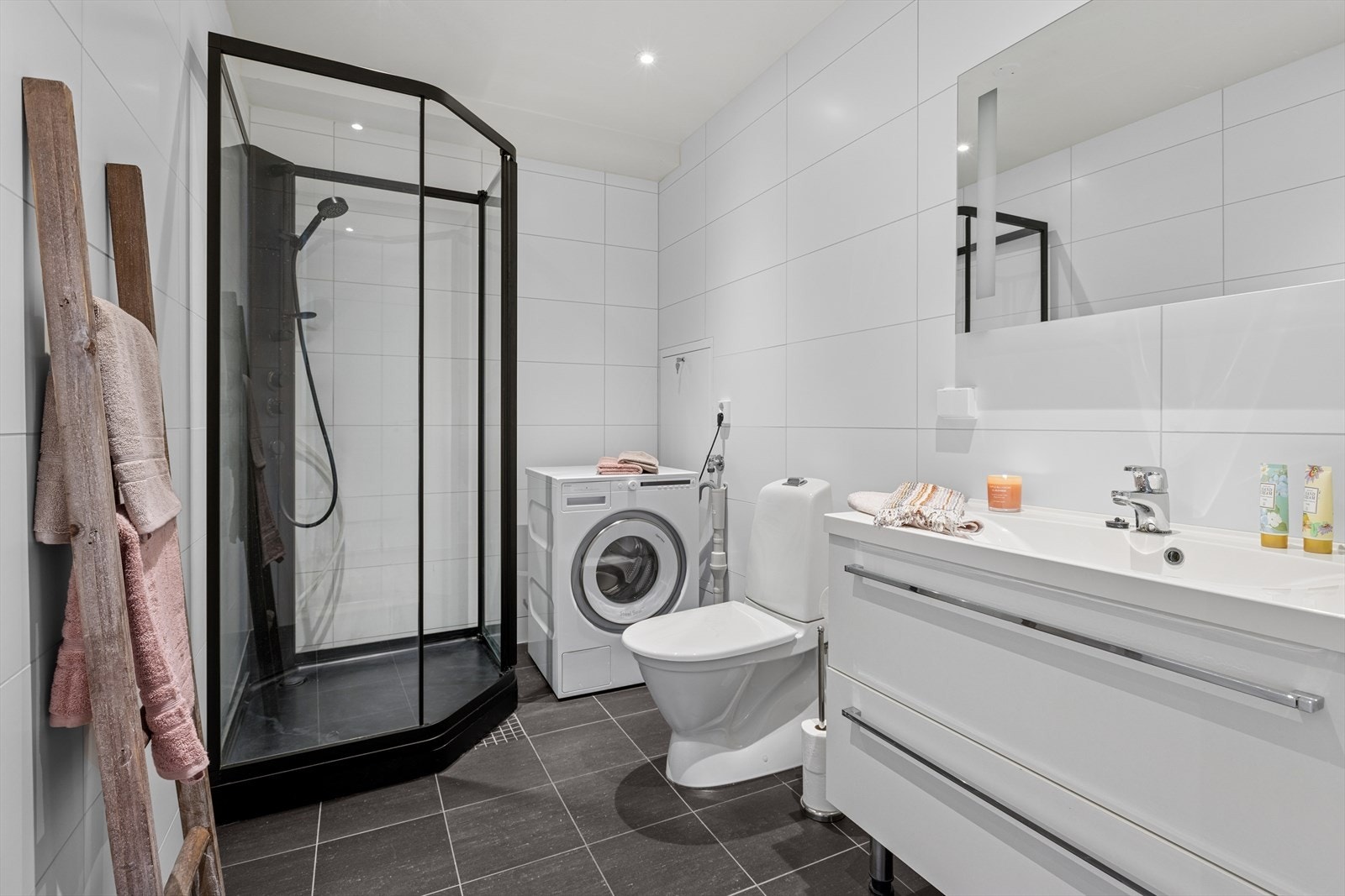 Tidløst baderom med flislagte overflater. Galleribilde