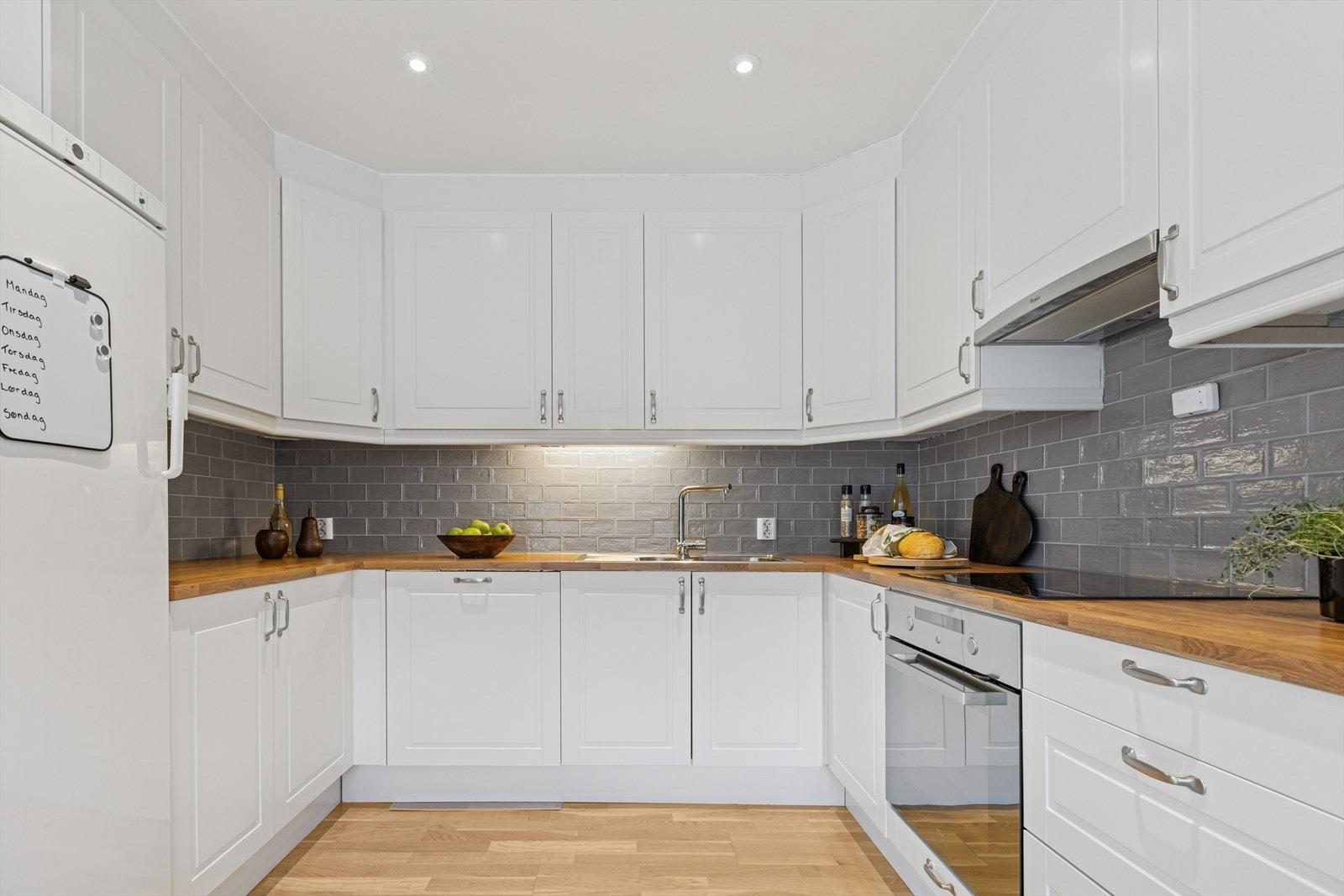 Kjøkkeninnredningen er fra Sigdal og utført med profilerte fronter og laminat benkeplate med nedfelt kum i rustfritt stål. Galleribilde