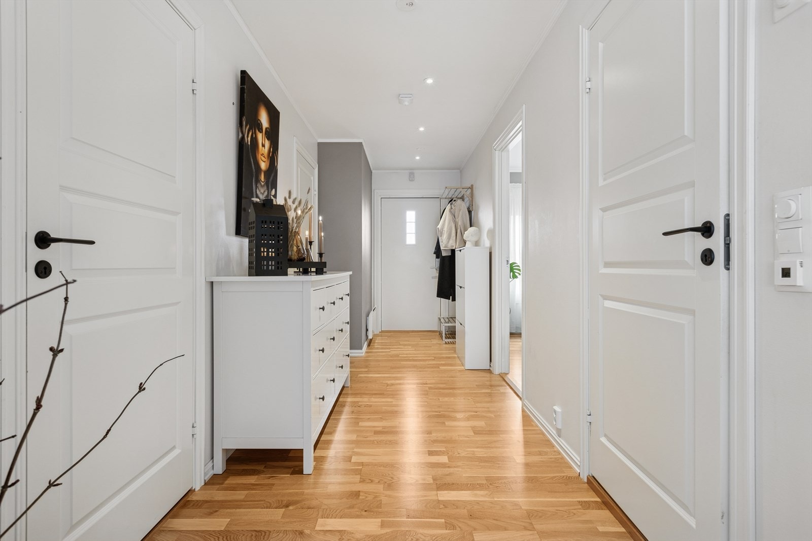 Gang med adkomst til boligens øvrige rom, fordelt over ett lettstelt og funksjonelt plan. Galleribilde