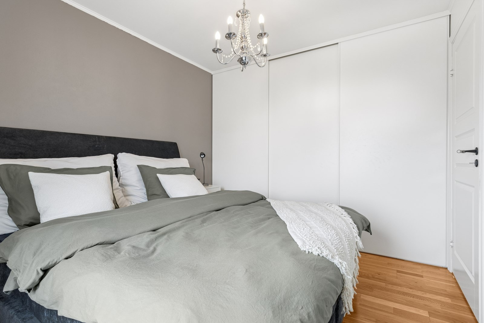 Hovedsoverommet har praktisk og plassbesparende skyvedørsgarderobe med glatte fronter. Galleribilde