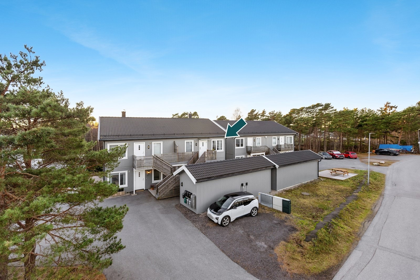 Fellesarealet har også platting med benk for hygge og sosialisering. Galleribilde