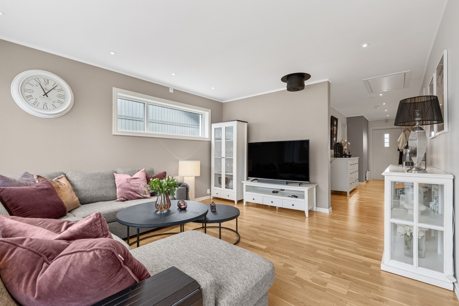 Rommet har lyse overflater med innslag av moderne fondvegger malt i et tidsriktig fargevalg. Galleribilde